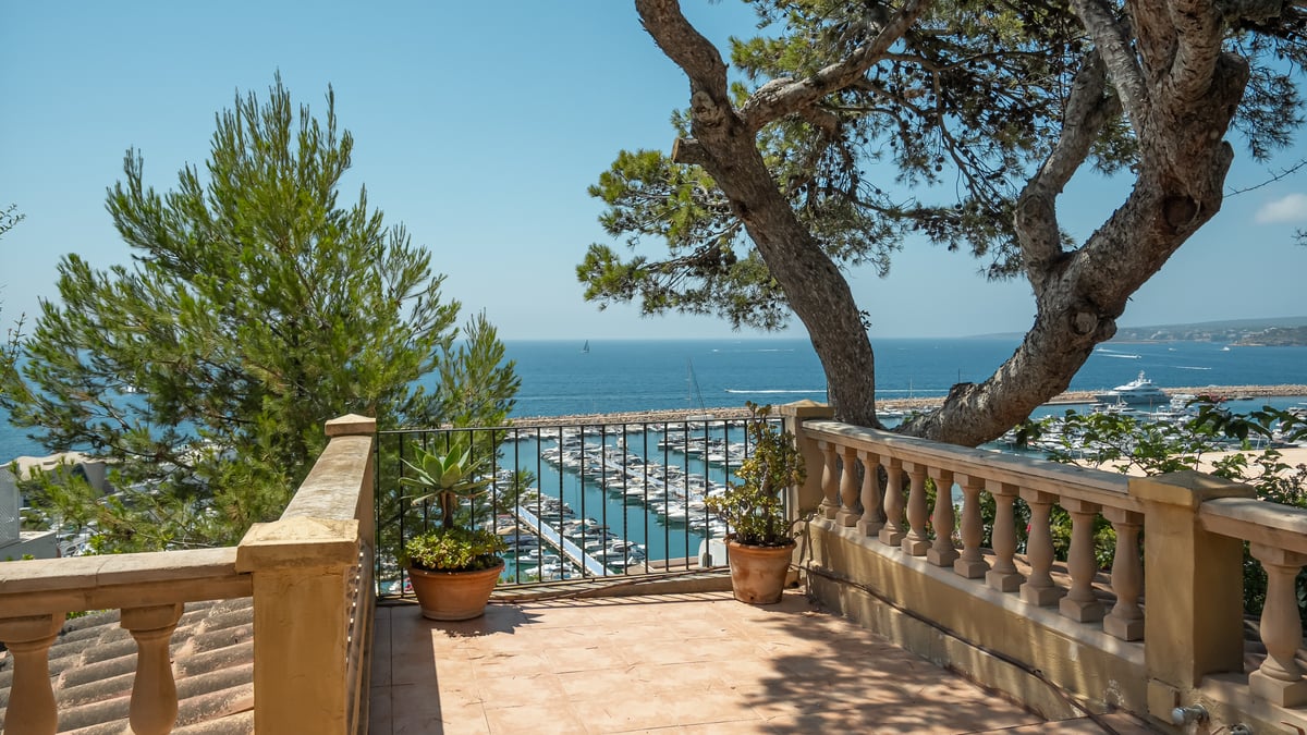 One of the primary factors influencing the timing of a home purchase is market conditions, including interest rates, home prices, and buyer/seller dynamics.