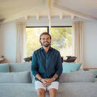 Agent: Angus Campbell