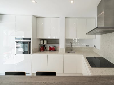 Panoramablick auf eine moderne Villa mit Pool, üppigem Garten und weitläufigen Terrassen. Minimalistisches Design und hochwertige Ausstattung.