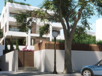 Vit modern flervåningsbyggnad med träjalusier och glasbalkonger bakom en stenmur och en gatlykta.