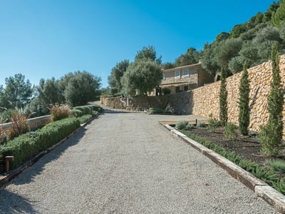 Amplio balcón con vistas panorámicas al mar. Barandilla de cristal, suelos de madera y mobiliario moderno. Iluminación cálida y ambiente relajante.