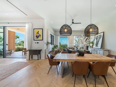 Geräumiger Balkon mit Panoramablick auf das Meer, moderne und elegante Möbel, perfekt, um die Natur und die Aussicht zu genießen.