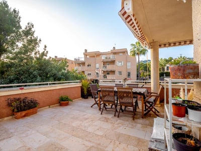 Amplio balcón con vistas panorámicas al mar. Barandilla de cristal, suelo de madera y mobiliario moderno. Luminoso y espacioso.