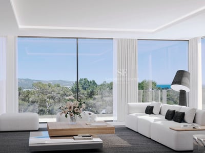 Geräumiges Wohnzimmer mit Kamin, deckenhohen Fenstern und Panoramablick. Modernes und elegantes Interieur.