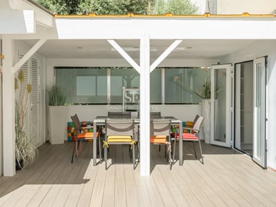 Großer Pool mit Liegestühlen, modernes Haus mit minimalistischem Design im Hintergrund und üppiger Vegetation.