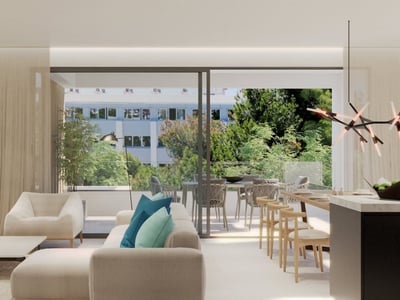 Ljust vardagsrum med krämvit soffa och turkosa kuddar som öppnar upp mot en solig balkong med träd i bakgrunden.