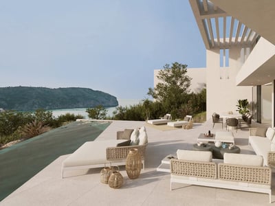 Terraza moderna con piscina infinita, muebles de diseño y vistas panorámicas al mar Mediterráneo.