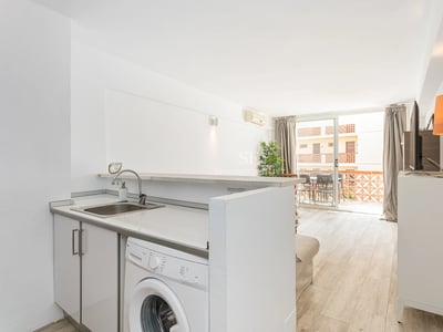 Außenansicht einer modernen Villa mit Pool, großen Fenstern, minimalistischer Landschaftsgestaltung und eleganter Terrasse. Sanfte Umgebungsbeleuchtung.