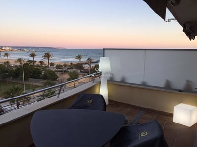 Außenansicht eines modernen Hauses mit Pool, gepflegtem Rasen und minimalistischen architektonischen Details.