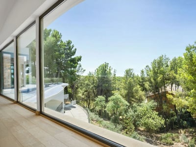 Modernes Äußeres mit Infinity-Pool, großzügigen Terrassen und Panoramablick auf das Meer. Minimalistisches Design mit großen Fensterfronten.