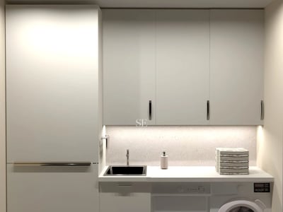 Geräumige Terrasse mit Panoramablick auf das Meer. Modernes Design mit Holzboden und eleganten Möbeln zum Genießen im Freien.