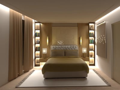 Geräumiges Wohnzimmer mit Panoramafenstern, hellem Holzboden und modernen Möbeln. Reichlich Tageslicht, freie Aussicht.