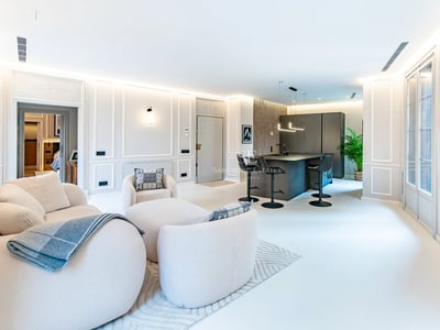 Ansicht des Infinity-Pools mit Glasrand, umgeben von cremefarbenen Fliesen. Moderne und minimalistische Architektur mit Meerblick.