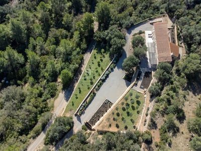 Interior luminoso con balcón y vistas al mar. Decoración moderna con muebles elegantes y luz natural.