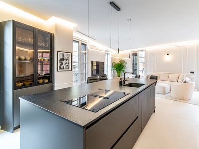 Außenansicht einer modernen Villa mit Infinity-Pool, gepflegtem Garten und minimalistischer Architektur. Sanftes Abendlicht.