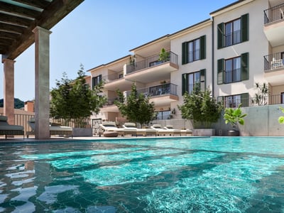 Piscina turquesa con tumbonas frente a un edificio de apartamentos mediterráneo con balcones y persianas verdes.