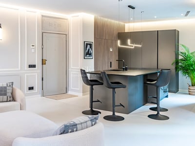 Terrasse mit Panoramablick auf das Meer. Modernes Design, Glasgeländer und elegante Gartenmöbel. Heller und geräumiger Bereich.