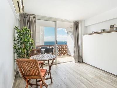 Große Terrasse mit Pool, Liegestühlen und Aussicht. Modernes Design mit hochwertigen Materialien. Natürliche Beleuchtung.