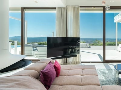 Große Terrasse mit Infinity-Pool, Sonnenliegen und Panoramablick. Modernes, elegantes und minimalistisches Design. Hochwertige Gartenmöbel.