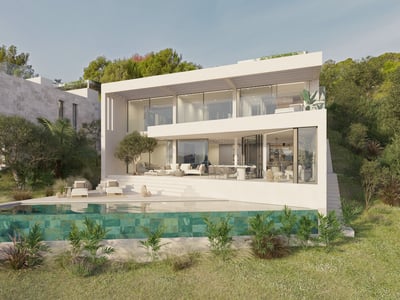 Villa blanca moderna con piscina infinita, balcones de cristal y vegetación mediterránea bajo un cielo despejado.