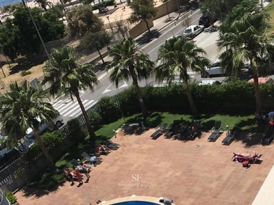 Außenansicht einer modernen Villa mit Infinity-Pool. Minimalistisches Design, große Fensterfronten und üppige Vegetation. Ideal zum Entspannen.