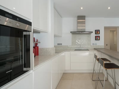 Geräumiges Wohnzimmer mit Panoramafenstern, hellem Holzboden, modernen Designermöbeln und viel Tageslicht.