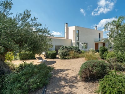 Großer Balkon mit Meerblick, moderne und elegante Möbel. Holzböden, Glasgeländer und komfortable Sitzecke.