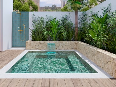 Kleiner türkisfarbener Pool mit Wasserfall, umgeben von Steinmauern und Pflanzen, neben einer Außendusche aus Messing.