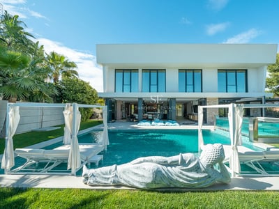 Exterior view of a modern house with pool. Minimalist architecture, large windows, manicured garden. Ambient lighting.