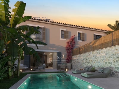 Geräumiges Wohnzimmer mit Meerblick durch Panoramafenster. Moderne Dekoration mit warmen Akzenten. Natürliches Licht und Panoramablick. Designermöbel.