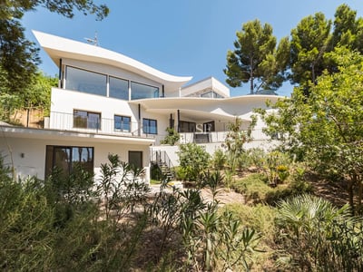Große Terrasse mit Infinity-Pool, Panoramablick, modernen Möbeln und üppiger Vegetation. Ideal zum Entspannen.