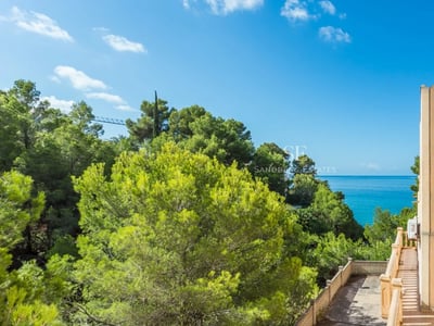 Amplio salón con grandes ventanales, piscina reflectante y jardín exuberante. Diseño moderno, acabados de lujo y luz natural abundante.