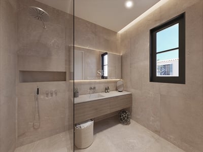 Außenansicht eines modernen Hauses mit Pool, gepflegtem Garten und großen Fenstern, die das Sonnenlicht reflektieren.