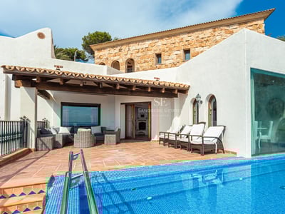 Spacious terrace with infinity pool and panoramic views. Modern design, elegant outdoor furniture, and lush vegetation.