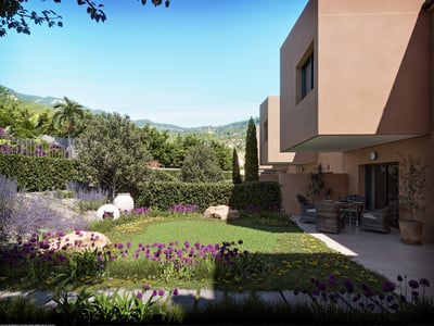 Jardín paisajístico con flores moradas, césped, terraza amueblada y arquitectura moderna en un entorno natural.