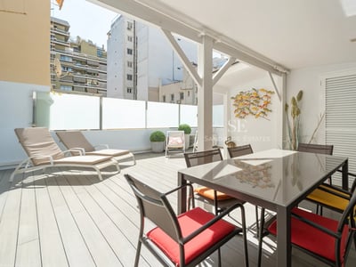 Geräumiges Wohnzimmer mit Fensterfronten, Infinity-Pool und Panoramablick. Modernes Design mit eleganten Möbeln und Tageslicht.