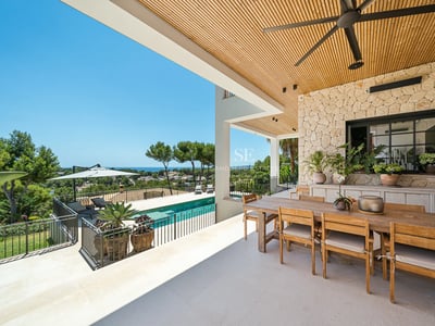 Ansicht einer modernen Villa mit Infinity-Pool, üppigem Garten und minimalistischem architektonischem Design. Sanfte Beleuchtung und ruhige Atmosphäre.