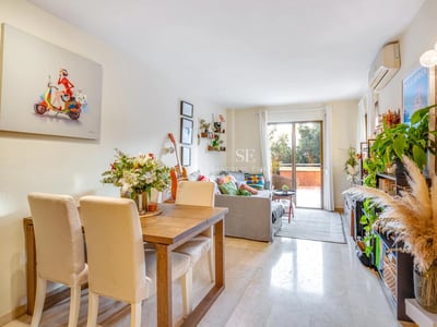 Vista de una piscina moderna rodeada de césped y árboles, con una casa de diseño contemporáneo al fondo.