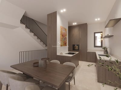 Geräumiges, helles Wohnzimmer mit großen Fenstern mit Meerblick. Moderne Inneneinrichtung mit Designermöbeln und neutraler Farbpalette.