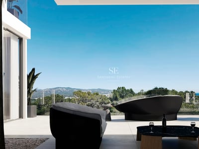 Blick auf Infinity-Pool mit üppigem Garten. Modernes Design mit großen Fensterfronten. Elegante und minimalistische Outdoor-Möbel.