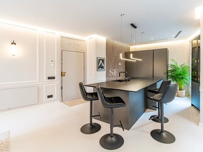 Weitläufige Terrasse mit Infinity-Pool und Panoramablick. Modernes Design, Glasgeländer, stilvolle Möbel und üppige Vegetation.