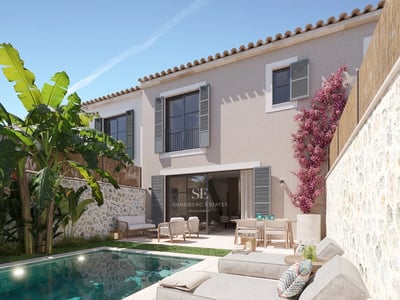 Blick auf einen Infinity-Pool mit gepflegtem Rasen, Liegestühlen und Sonnenschirmen. Modernes Design mit großen Fenstern und minimalistischer Architektur.