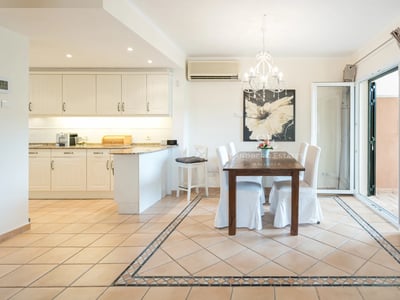 Weitläufige Terrasse mit Infinity-Pool. Panoramablick auf das Meer. Modernes Design mit eleganten Gartenmöbeln und üppiger Vegetation.