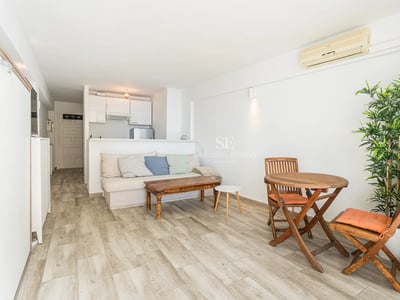 Blick auf Infinity-Pool mit Sonnenterrasse. Moderne, minimalistische Architektur. Luxuriöse Ausstattung, viel Licht. Ideale Investition.