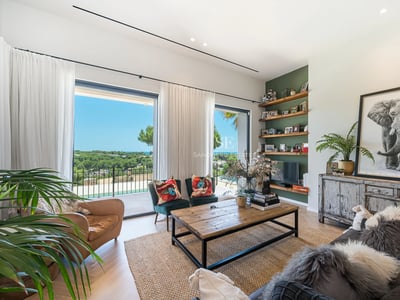 Außenansicht einer modernen Villa mit Pool, großen Fenstern und üppiger Landschaftsgestaltung. Elegantes und zeitgemäßes architektonisches Design.