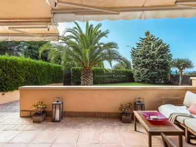 Außenansicht einer modernen Villa mit Infinity-Pool, üppigem Garten und großzügiger Terrasse. Minimalistische Architektur und elegantes Design.