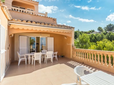 Imagen de una moderna villa con piscina, exuberante jardín y terraza soleada. Arquitectura contemporánea, ideal para disfrutar del aire libre.