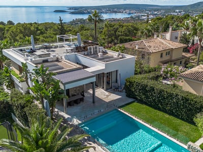 Vista aérea de una villa blanca moderna con piscina, terraza y vistas panorámicas al mar Mediterráneo.