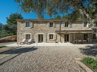 Amplia terraza con piscina y zona de estar. Arquitectura moderna y minimalista. Vistas al jardín. Ideal para relajación y entretenimiento.