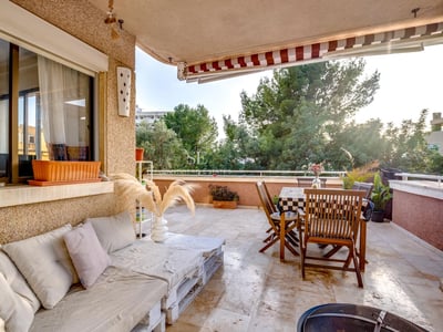 Vista moderna de villa con piscina infinita, tumbonas y exuberante vegetación. Diseño minimalista, amplias ventanas y terrazas soleadas.